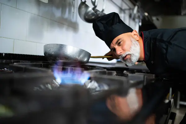 Chef Con Barba Está Cocinando Comida Una Estufa — Foto de Stock