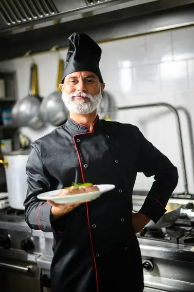 Chef Maduro Seguro Con Plato Comida Gourmet Entorno Cocina Profesional — Foto de Stock