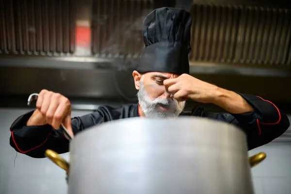 Chef Masculino Enfocado Con Barba Degustando Comida Una Olla Grande — Foto de Stock