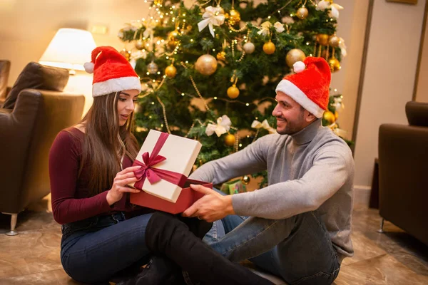 Νεαρό Ζευγάρι Ανοίγει Ένα Χριστουγεννιάτικο Δώρο — Φωτογραφία Αρχείου