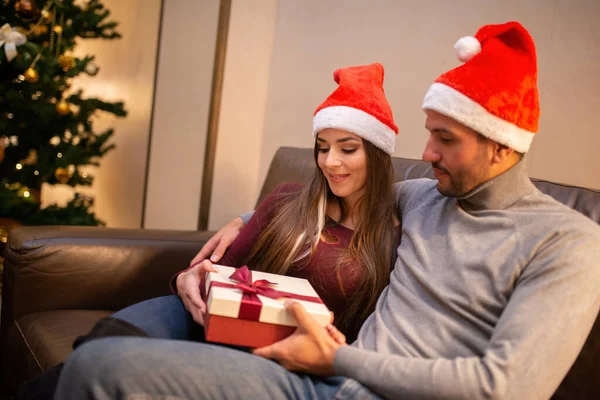 Jeune Couple Maison Pour Noël Avec Des Cadeaux Arbre Noël — Photo