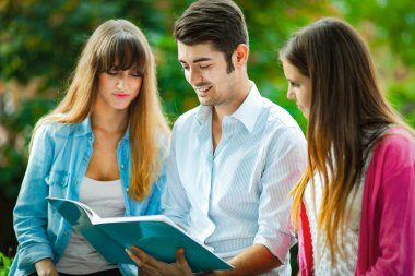 Parkta gülümseyen öğrenciler