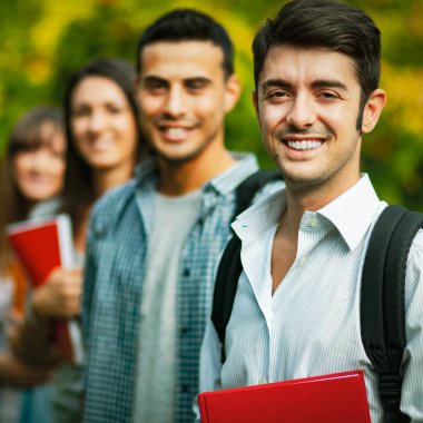 Parktaki öğrenci grubu gülümsüyor 