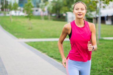 Şehir ortamında koşan güzel bir kadın