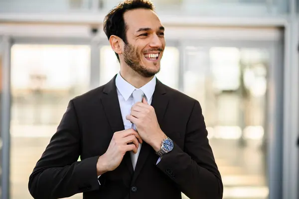 Joyeux Jeune Homme Préparant Pour Travail Fixer Cravate Avec Une — Photo