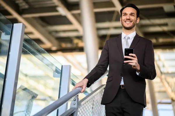 Lächelnder Geschäftsmann Anzug Tippt Auf Sein Handy Während Auf Einer — Stockfoto