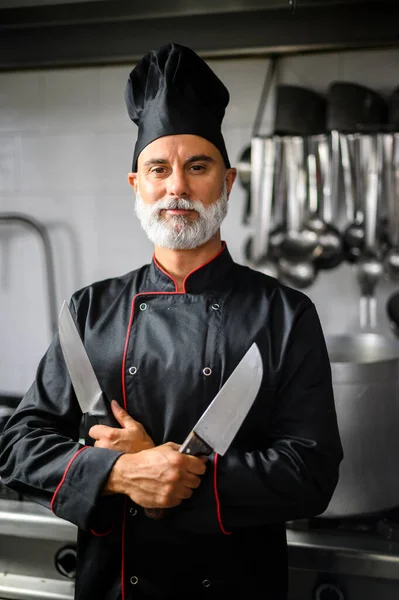 Chef Masculino Profesional Está Orgulloso Con Los Brazos Cruzados Sosteniendo — Foto de Stock