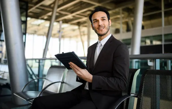 Joven Hombre Profesional Traje Trabajando Una Tableta Mientras Espera Aeropuerto Imagen De Stock