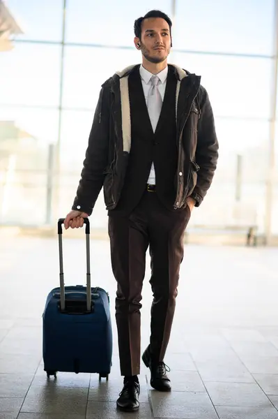 Стильный Молодой Человек Профессиональной Одежде Готов Деловой Поездке Стоя Терминале Стоковое Фото