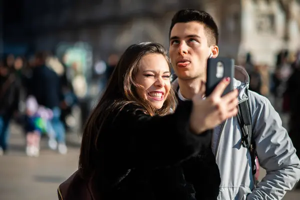 Touristenpaar Macht Lustige Selfies Mailand lizenzfreie Stockbilder
