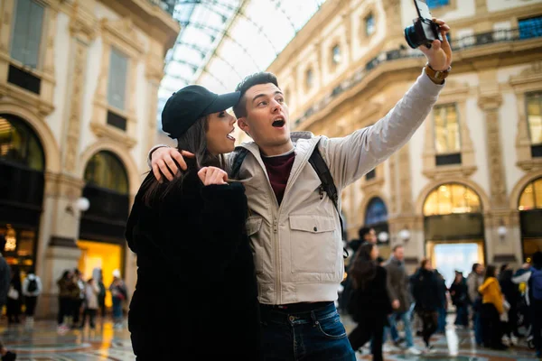 Een Paar Toeristen Nemen Een Selfie Stad Stockafbeelding