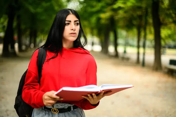 Gericht Jonge Vrouw Een Rode Hoodie Leest Een Boek Tijdens Rechtenvrije Stockafbeeldingen