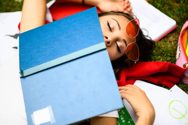 Νεαρή Φοιτήτρια Κοιμάται Στο Γρασίδι Ένα Βιβλίο Στο Πρόσωπό Της Εικόνα Αρχείου