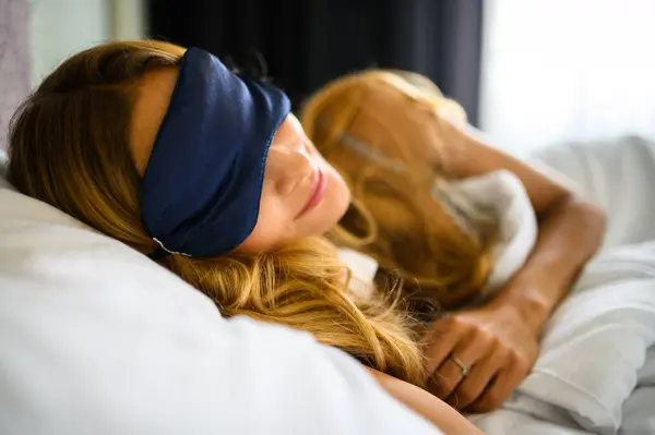 Vrouw Ontspant Bed Met Een Slaapmasker Belichaamt Rust Comfort Rechtenvrije Stockfoto's