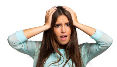 Beyaz arka planda izole edilmiş etkilenmiş bir kadının fotoğrafı. 