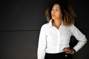 Kendine güvenen genç Afro-Amerikan bayan yönetici.