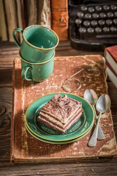 Leckerer Schokoladenkuchen Und Kaffee Mit Büchern Und Schreibmaschine — Stockfoto