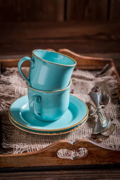 Poche Tazze Caffè Blu Con Cucchiai Vecchio Vassoio Legno — Foto Stock