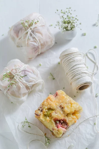 Hausgemachter Und Frischer Joghurtkuchen Weißem Papier Verpackt Kuchen Aus Früchten — Stockfoto