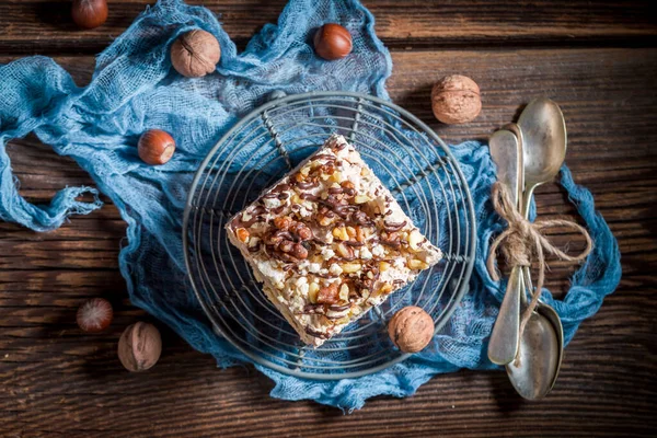 Вкусный Домашний Безе Пирог Шоколадом Грецкими Орехами — стоковое фото