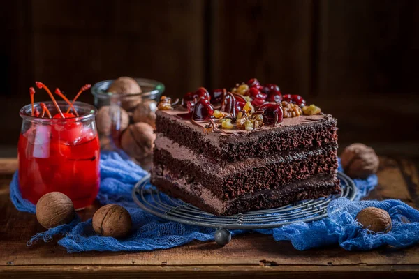 Вкусный Домашний Шоколадный Торт Вишни Грецких Орехов — стоковое фото
