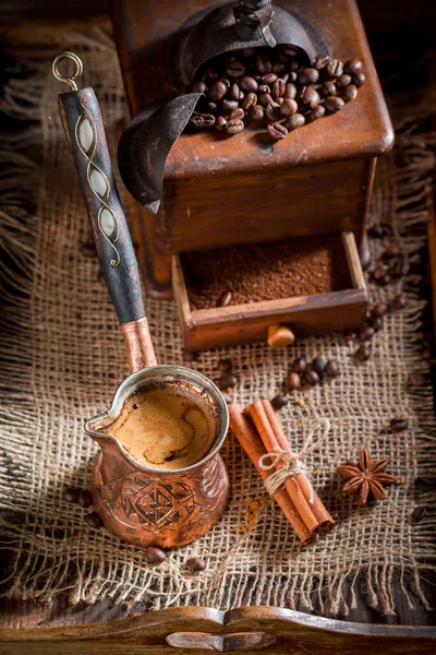 Frisch Gemahlene Körner Mit Gekochtem Kaffee Und Gewürzen Auf Holzbrett — Stockfoto