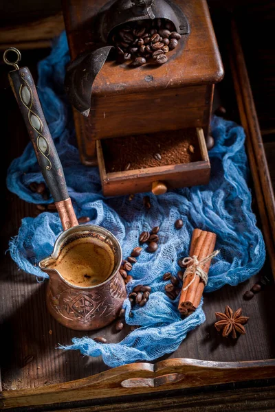 Świeżo Zmielone Ziarna Przyprawami Gotowaną Kawą Desce Drewnianej — Zdjęcie stockowe