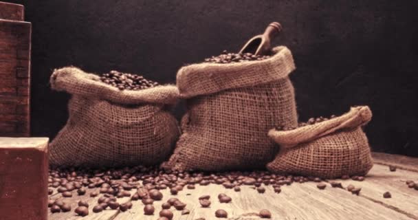 Arabská Kávová Zrna Sáčku Brusce Mletou Kávou Paralaxy Efekt — Stock video