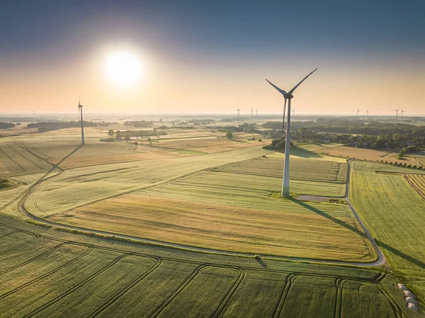 Větrné Turbíny Zeleném Poli Jaře Letecký Pohled Polsko — Stock fotografie
