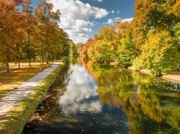 秋にBydgoszcz運河の空中ビュー 市内のポーランド黄金の秋 — ストック写真