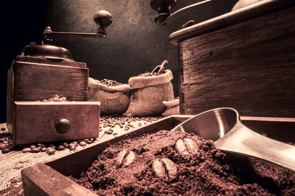 Арабские Кофейные Зёрна Старинной Мельнице Старом Мешке — стоковое фото