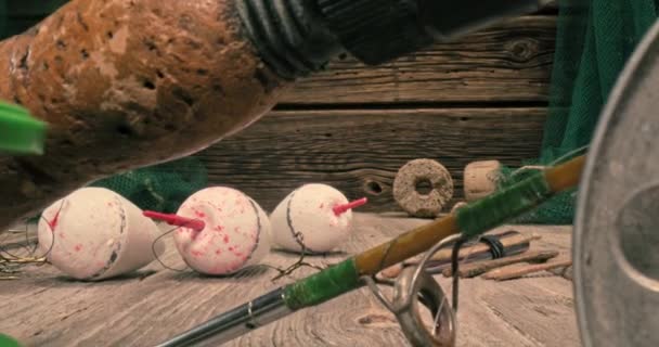 带钩子 浮子和杆子的复古钓鱼设备 — 图库视频影像