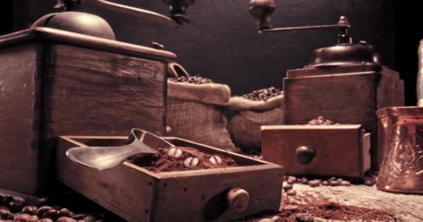 老式磨床和旧麻袋中的阿拉伯咖啡豆 视差效应 — 图库视频影像