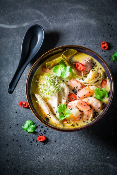Masakan Yummy Malaysia Dengan Udang Dan Ayam Sup Malaysia Klasik — Stok Foto