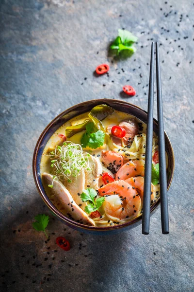 Hot Malaysian Soup Dengan Udang Dan Ayam Sup Malaysia Klasik — Stok Foto
