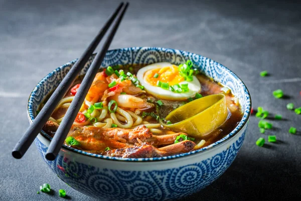 Sup Kimchi Panas Dan Lezat Dengan Telur Dan Iga Panggang — Stok Foto
