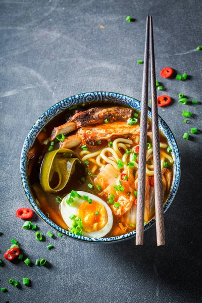 Sup Kimchi Yang Lezat Dan Pedas Dengan Telur Dan Iga — Stok Foto