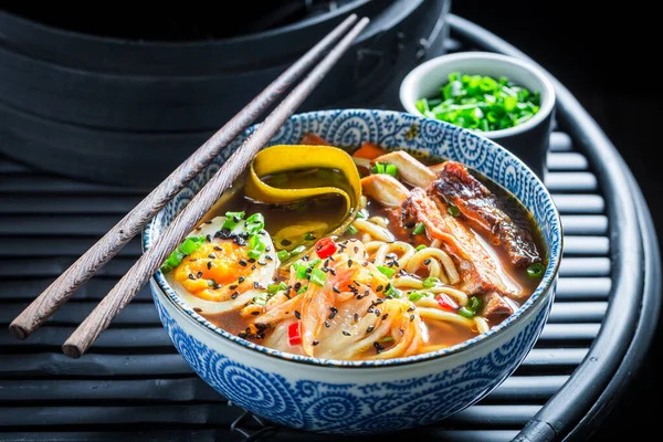 Sup Kimchi Panas Dan Lezat Dengan Ganggang Kombu Dan Mie — Stok Foto