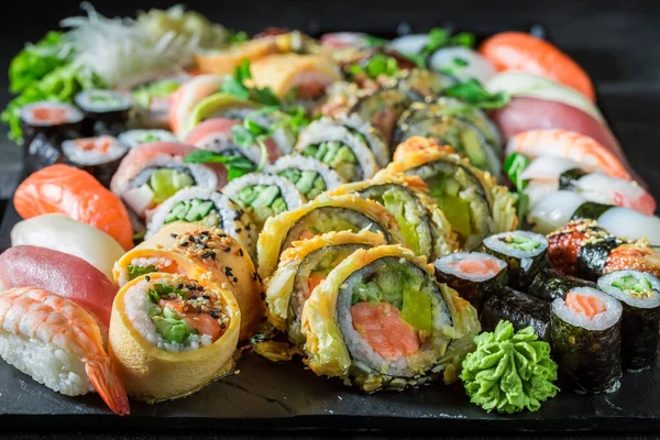 Leckeres Und Gesundes Sushi Set Mit Wasabi Als Klassische Japanische — Stockfoto