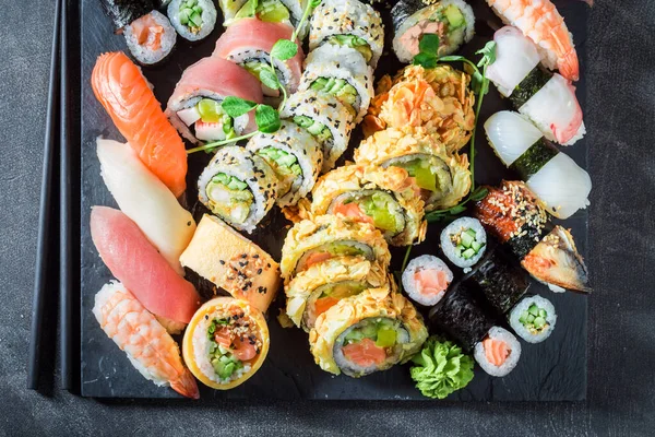 Leckeres Und Frisches Sushi Set Aus Meeresfrüchten Und Gemüse Als — Stockfoto