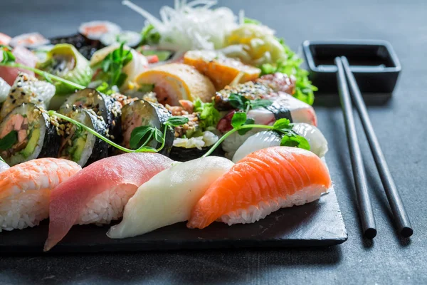 Aromatisches Sushi Set Aus Meeresfrüchten Und Gemüse Als Klassische Japanische — Stockfoto