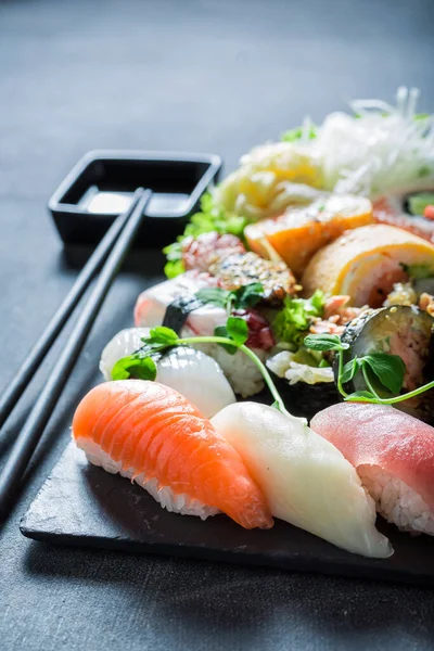 Leckeres Und Frisches Sushi Set Aus Reis Und Shrimps Als — Stockfoto