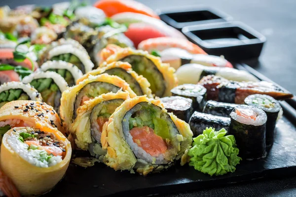 Frisches Und Farbenfrohes Sushi Set Aus Avocado Und Lachs Als — Stockfoto