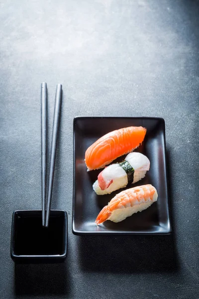 Leckeres Und Frisches Nigiri Sushi Mit Tintenfisch Lachs Und Garnelen — Stockfoto
