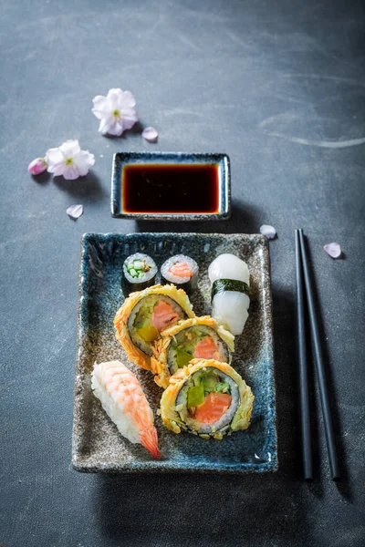 Köstliches Und Gesundes Sushi Set Aus Avocado Und Lachs Als — Stockfoto