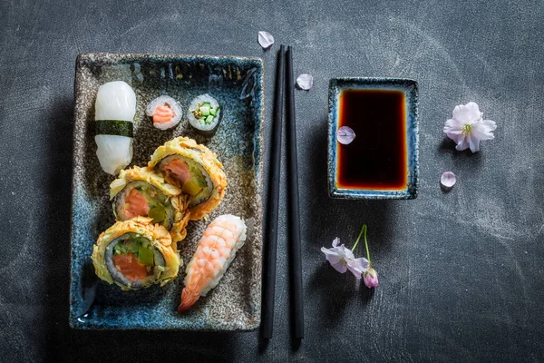 Set Sushi Sabroso Fresco Hecho Aguacate Salmón Como Una Cocina — Foto de Stock