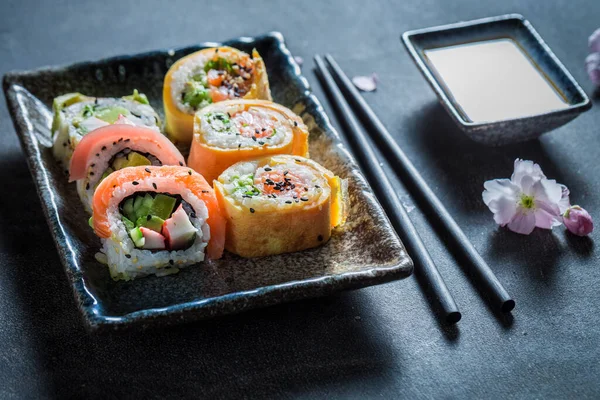 新鲜多彩的寿司 由米饭和蔬菜制成 作为一种经典的日本料理 — 图库照片