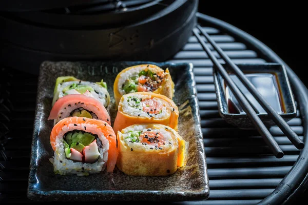 Köstliches Und Gesundes Sushi Set Auf Schwarzem Schieferstein Serviert Als — Stockfoto