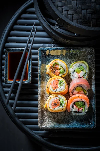 Aromatisches Frisches Sushi Set Auf Schwarzem Schieferstein Serviert Als Klassische — Stockfoto