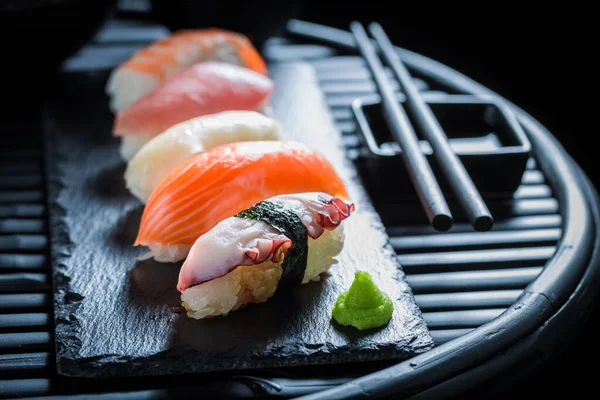 Leckeres Und Frisches Nigiri Sushi Mit Garnelen Und Reis Als — Stockfoto